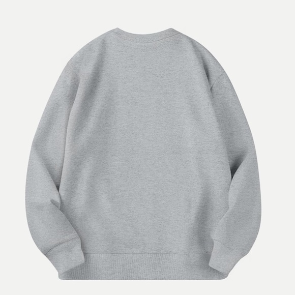 🎉Stay cozy and stylish with this sweatshirt featuring a cute bear graphic. - Picture 3 of 11